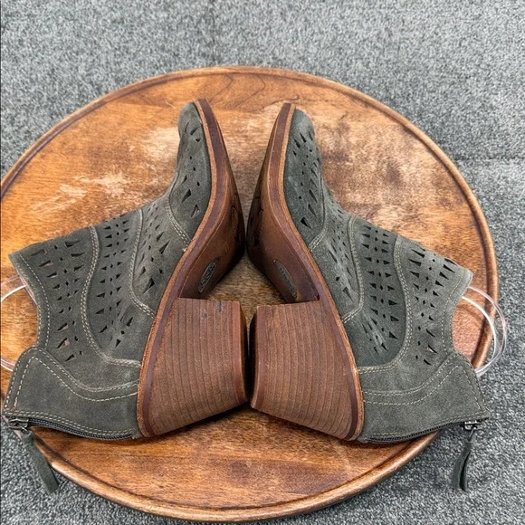 Sofft Boots Wm 10 M Olive Green Suede Laser Cut Ankle Boots Block Heel Back Zip - Picture 7 of 11